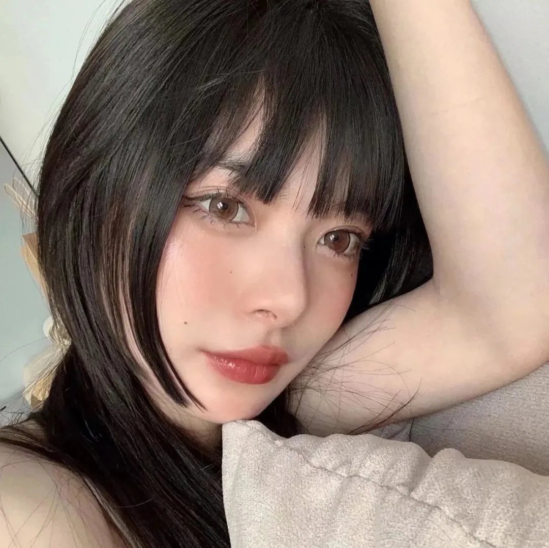 穿一只红鞋的男人